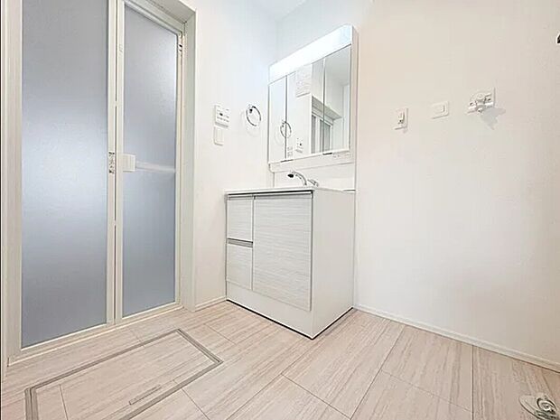 【洗面】洗面台には三面鏡タイプを採用しました。身だしなみを整えやすい事はもちろんですが、鏡の後ろに収納スペースを設ける事により、散らかりやすい洗面スペースをすっきりさせる事が出来るのも嬉しいですね。