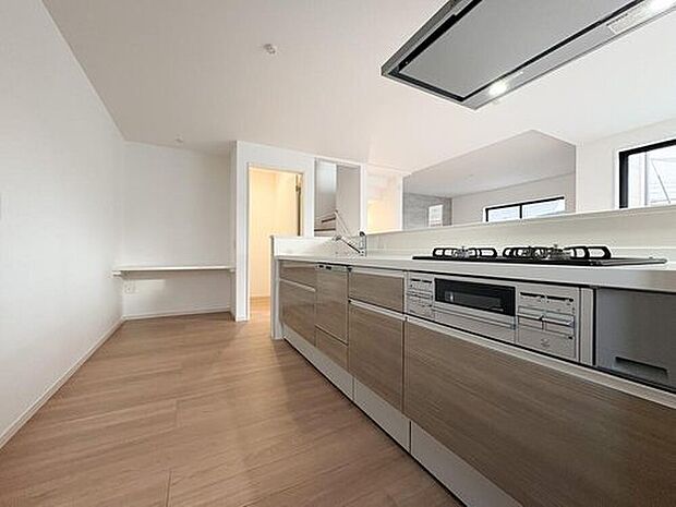 効率的に調理ができる3口コンロ。背後には作業カウンターがあり、家電の配置や家事動線もスムーズです。