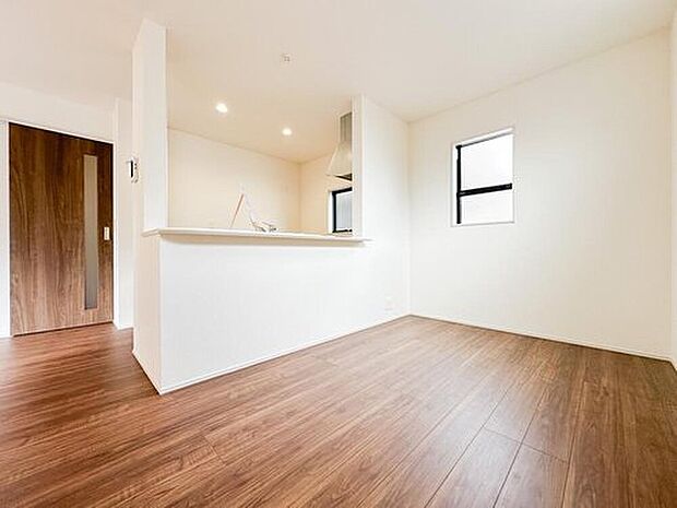 対面キッチンを中心に広がるLDKは、家族の気配を感じながら過ごせる空間設計。家具配置もしやすく、ライフスタイルに合わせた使い方が可能です。