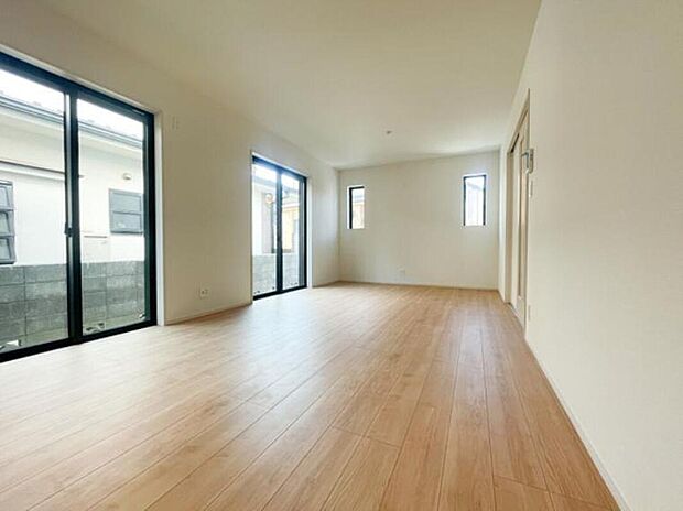 ナチュラルな色調で統一された清潔感あふれる空間。対面式キッチンを採用しており、家事をしながらでもご家族との一体感を感じられる温かなリビングです。