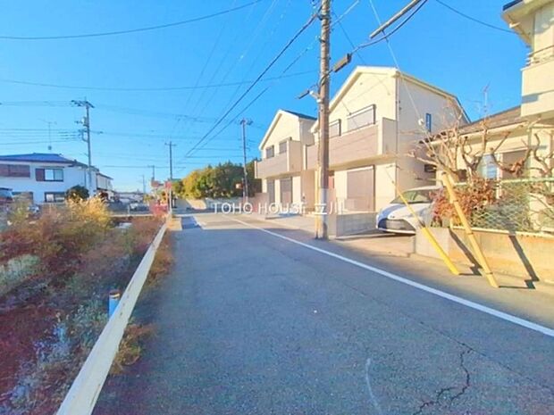 前面道路が見通しが良く、通勤・通学に安心です。
前面道路含む現地 (2025年12月04日撮影)
