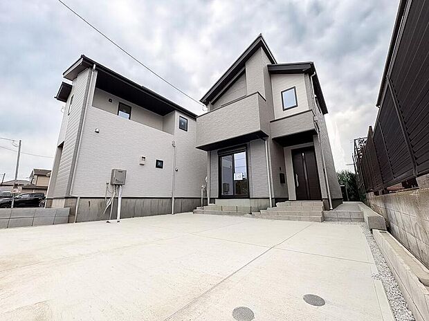 都会的で洗練されたモダンな外観。カースペースは並列2台駐車可能で、来客時や家族の送迎にも便利です。