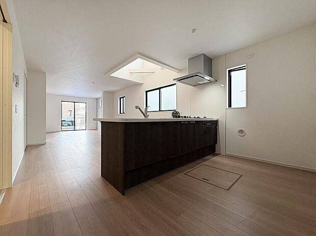 家族との会話が弾む対面式キッチン。料理中もリビング全体を見渡せるので、小さなお子様がいても安心です。