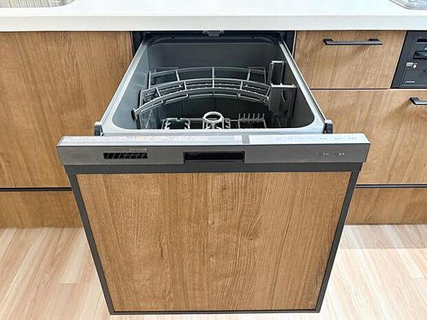 【食洗機】手洗いに比べ節水でき、高温洗浄で油汚れもスッキリ。食後の家族時間を増やせます。