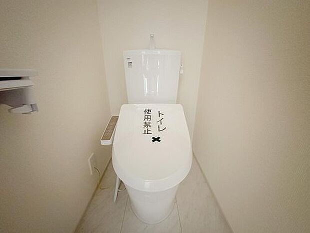 【温水洗浄便座】シンプルで清潔感のあるトイレ空間。温水洗浄便座付きで快適にご使用いただけ、日々の暮らしをさりげなくサポートします。
