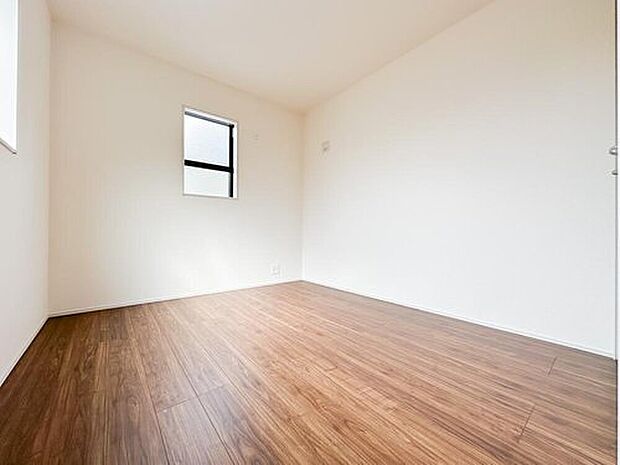 【リビング以外の居室】程よい広さの洋室は、子ども部屋や書斎として使いやすい空間。窓からの採光もしっかり確保されており、日中は明るく心地よい時間を過ごせます。