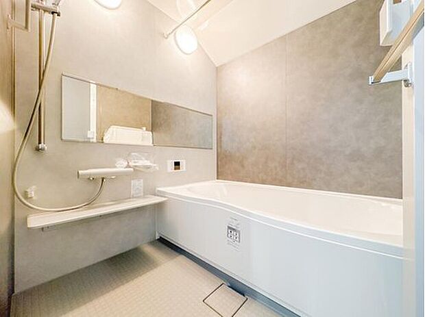 【浴室】落ち着いた石目調のパネルが高級感を演出するバスルーム。ゆったりとした浴槽に加え、横長ミラーが空間をより広く感じさせます。雨の日の洗濯にも便利な浴室乾燥機完備。一日の疲れを癒す上質なリラックス空間です。