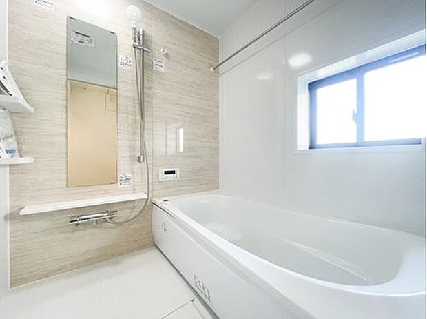 【浴室】大きな窓からは自然光が入り、日中の入浴も開放感たっぷり。浴室乾燥機を完備しているため、カビの発生を抑えて日々のお手入れを楽に保ち、雨の日の洗濯物干し場としても大活躍します 。