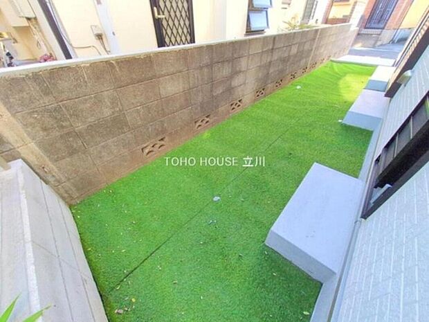 【物件外観 （2025年12月05日撮影）】お庭には人工芝を敷設。一年中美しい緑を楽しめるだけでなく、草むしりの手間が省けるため、忙しい共働きファミリーにも嬉しい仕様です。泥跳ねの心配が少なく、お子様の遊び場としても最適です。