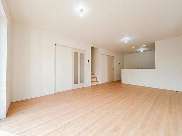 【リビングダイニング】ダイニングとリビングのすみわけがしやすそうな形状のリビングです。