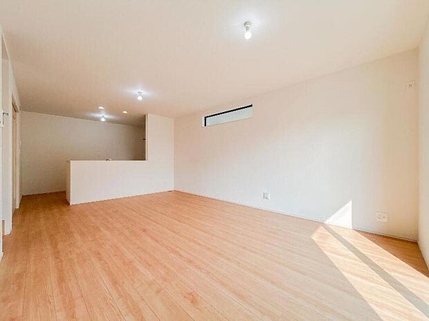 【ダイニングキッチン】家族が自然と集うリビングで、心地よいひとときを育む暮らし。