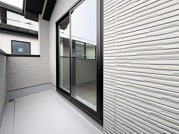 【バルコニー】プライバシーに配慮した奥行きのあるベランダ。外壁の質感が住まいのグレードを高めてくれます。