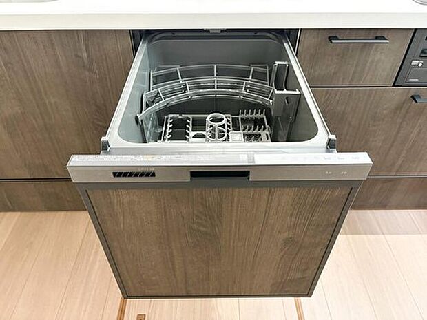 【食器洗い乾燥機】家事の時短を叶える食器洗い乾燥機を搭載。手洗いの手間を減らし、節水・省エネにも配慮した便利な設備です。