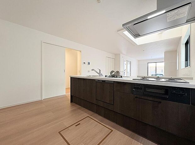 【キッチン】食洗機や3口コンロを搭載した高機能キッチン。広いワークトップでお料理の効率もグンと上がります。