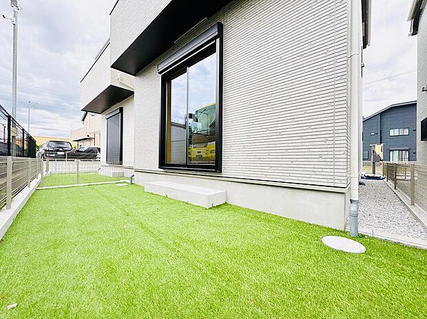 【庭】【B棟】人工芝のゆとりあるお庭!お手入れが簡単で、 家庭菜園を楽しんだり、お子様の遊び場としても大活躍します。