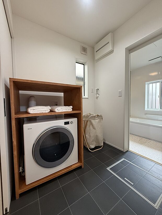 【ランドリールーム】ガス乾燥機付きのランドリールーム ランドリールーム横にはファミリークローゼットがありお洗濯ものの片づけがスムーズにできます。