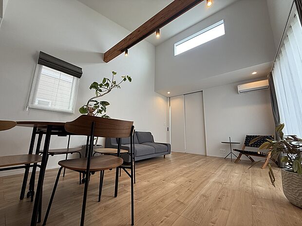 【リビング】天井が高く解放感たっぷり♪