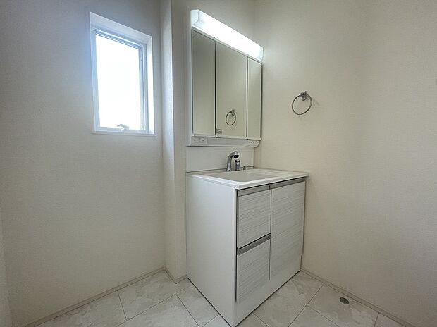 【洗面台】同社施工例写真 色・仕様は変更となる場合がございます。