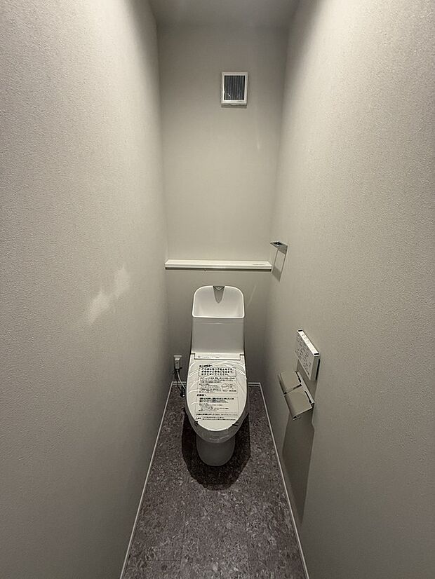 【同社施工例写真　トイレ】1階2階ともに温水洗浄暖房便座付きトイレ