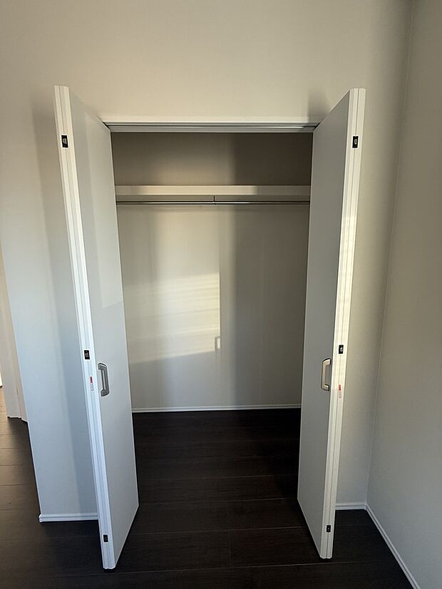 【同社施工例写真　洋室クローゼット】洋室のクローゼット　お部屋が広々と使えます♪