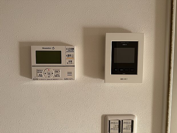 【同社施工例写真　インターホン・風呂リモコン】使い勝手の良い位置に配置されたリモコン