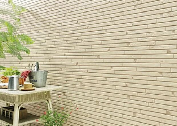 【外壁】外壁仕上げ材は窯業系サイディング。外壁の美しさが長持ちします。また、サイディングの裏側に通気層を設けた「通気工法」を採用し、効率よく壁内の湿気を取り除き家を長持ちさせる工夫もされています。屋根材と同様に軽くて火災にも強いので、地震時の建物への負担を軽減します。原材料にアスベストを使用していない安心の製品です。