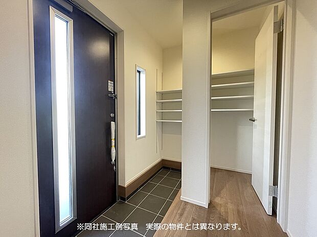 【玄関シューズクローク】家族の靴やベビーカーも片付くシューズクローク♪同社施工例写真 色・仕様は実際の物件とは異なります。