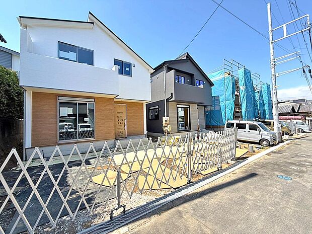 窓枠から切り取られたまるで写真のような澄み切った光景。季節の移り変わりとともに、ゆっくりと愛でる時のありがたみ。