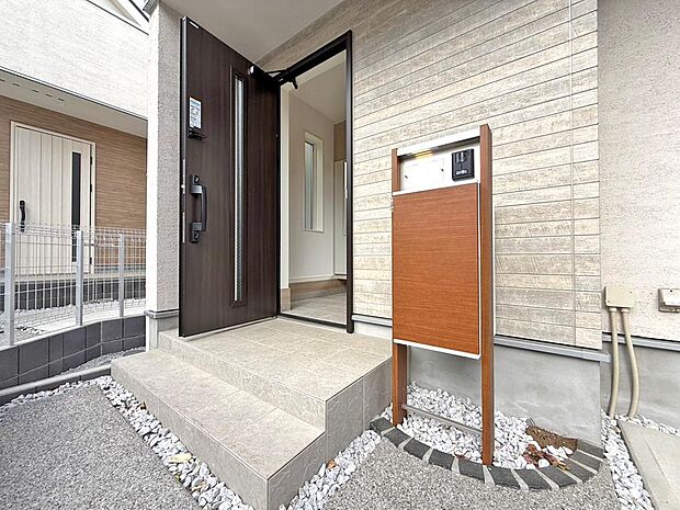 玄関前には大きな宅配BOXを配置♪