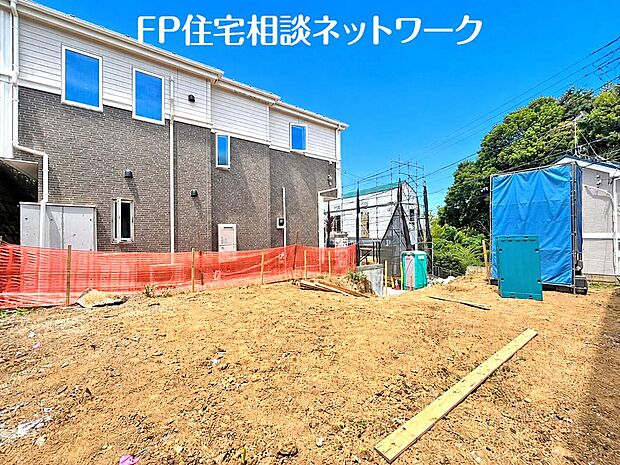 窓枠から切り取られたまるで写真のような澄み切った光景。季節の移り変わりとともに、ゆっくりと愛でる時のありがたみ。