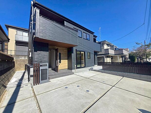 【現地外観写真】光と風が行わたる開放感あふれる邸宅　春には気持ちの良いそよ風、冬には朝の暖かな光　季節の移り変わりを感じる暮らしを実現