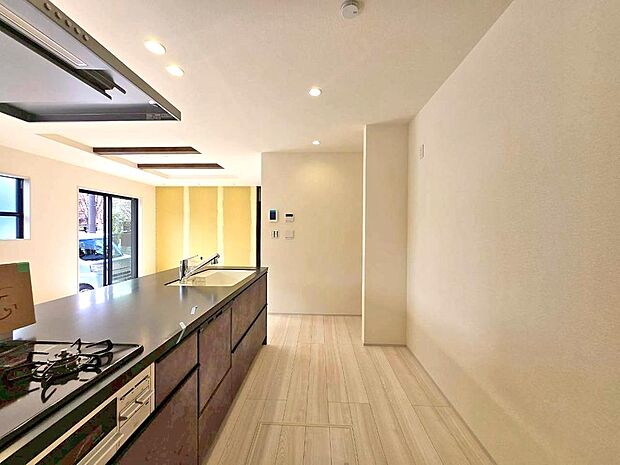 【キッチン】美味しい料理を作りたくなるような気持ちにさせてくれるオープンキッチン。見上げると柔らかなダウンライトが包み込み、彩りを添えます。