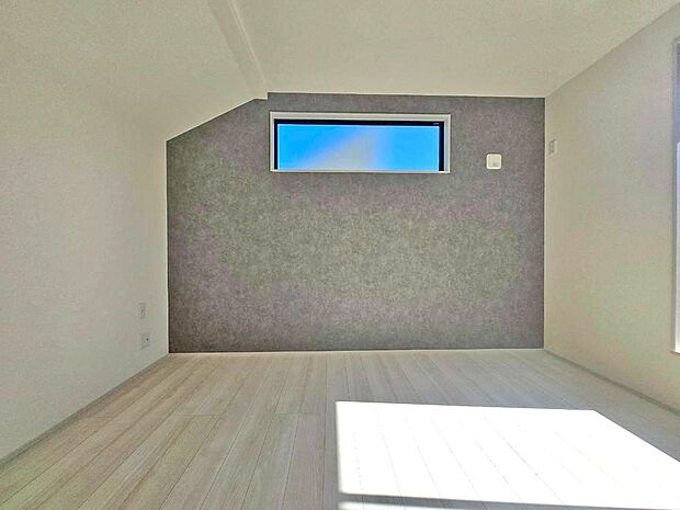 【リビング以外の居室】ここに帰ってくるとホットする。疲れを癒やすベッドルーム。陽光に愛されたお部屋で一日の疲れを癒やしたい。