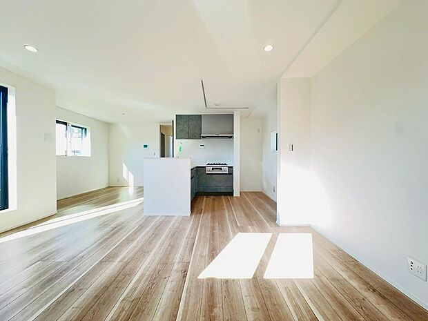 【リビング】☆☆家族の会話や笑顔が行き交うリビング☆☆  リビングで子供を走り回らせたい♪大きなソファやダイニングテーブルでゆったり食事をしたりくつろぎたい♪そんな夢が叶えられる空間です♪