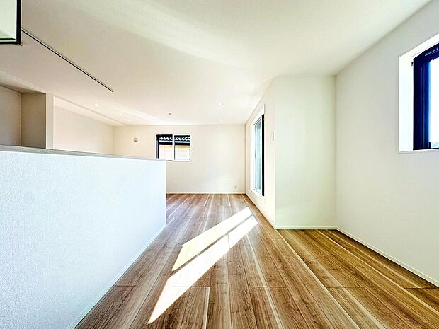 【リビング】家族の思いを抱きながら、平和であることに感謝したくなる悠久の時。あたかかく感じるのは、陽当りだけではなかった！広く和やかに暮らせる空間と、家族の存在が胸にジーンと響きわたる。