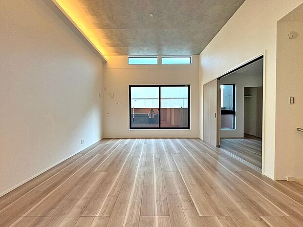 【リビング】☆☆家族の会話や笑顔が行き交うリビング☆☆ リビングで子供を走り回らせたい♪大きなソファやダイニングテーブルでゆったり食事をしたりくつろぎたい♪そんな夢が叶えられる空間です♪