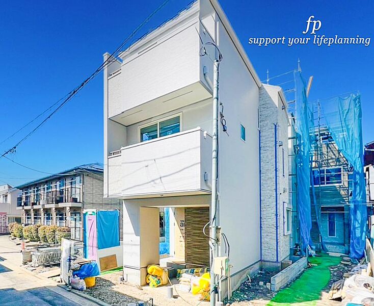 深く豊かな緑と爽快な青い空を感じるまさに横浜に暮らす心地よさを存分に堪能いただける邸宅です。グレードの高い設備仕様が標準装備のデザイン住宅で快適で便利な生活をお送り頂けます。