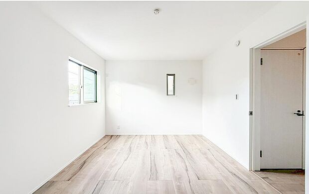 光が取り込みやすい2面採光の居室。日当たり良好です。クローゼットを完備し、収納スペースも十分。初めてのお子様にとっての「自分の部屋」。学習デスクやベッドの配置もラクラクです。