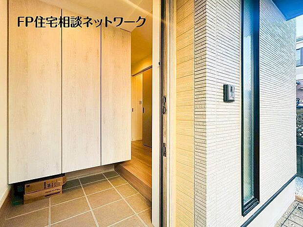 気持ちの良い一日の始まりは笑顔でスタートしたいですよね。玄関ホールがスッキリ広々としていると帰る時も出ていく時も気持ちが良いものです！