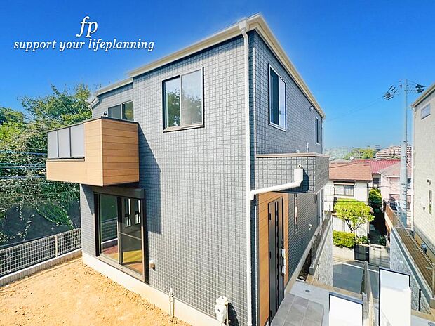 ◇類似外観同仕様◇ 施工例のため分譲中の建物とは、外壁、屋根開口部等の形状・仕様が異なります。