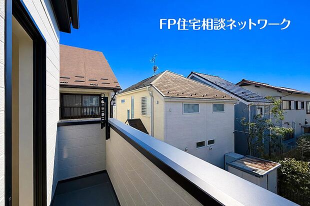 開放的なバルコニーは太陽の温かな温もりをめいっぱい受け止めてくれます。太陽の光と爽やかな風を受けたお洗濯物はあっという間に乾き、取りこむ時には太陽の匂いを感じられそうですね。