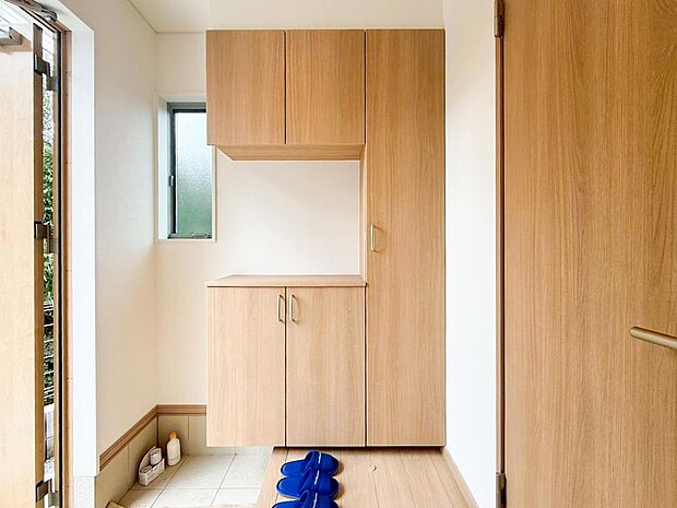 散らかりがちな玄関もスッキリと保てる玄関収納は家の中に入る時一番最初に目に付く場所だから拘りたいですよね!木目調の落ち着いた雰囲気の色目が、家の雰囲気をそのまま表している家の顔です。