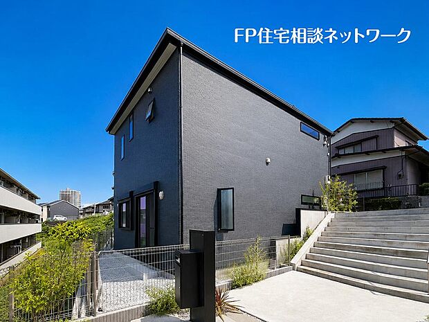 深く豊かな緑と爽快な青い空を感じるまさに横浜に暮らす心地よさを存分に堪能いただける邸宅です。グレードの高い設備仕様が標準装備のデザイン住宅で快適で便利な生活をお送り頂けます。