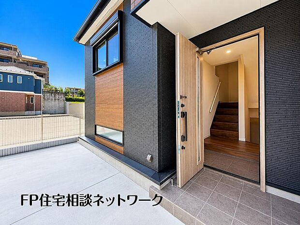 黒を基調に個性を演出。クールな印象の中にあたたかみを感じさせるデザイン。青空を背景に凛と立つスタイリッシュな外観が、住まう人に誇りを与えてくれます。