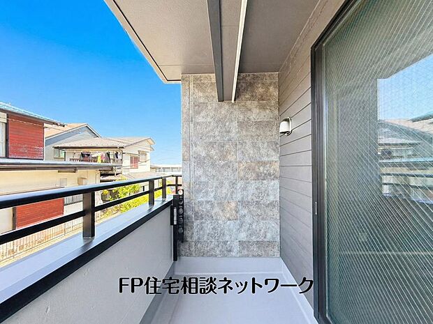 開放的なバルコニーは太陽の温かな温もりをめいっぱい受け止めてくれます。太陽の光と爽やかな風を受けたお洗濯物はあっという間に乾き、取りこむ時には太陽の匂いを感じられそうですね。