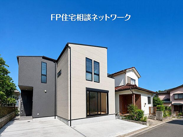 深く豊かな緑と爽快な青い空を感じるまさに横浜に暮らす心地よさを存分に堪能いただける邸宅です。グレードの高い設備仕様が標準装備のデザイン住宅で快適で便利な生活をお送り頂けます。