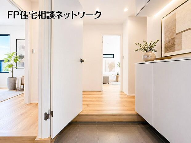 散らかりがちな玄関もスッキリと保てる玄関収納は家の中に入る時一番最初に目に付く場所だから拘りたいですよね!木目調の落ち着いた雰囲気の色目が、家の雰囲気をそのまま表している家の顔です。