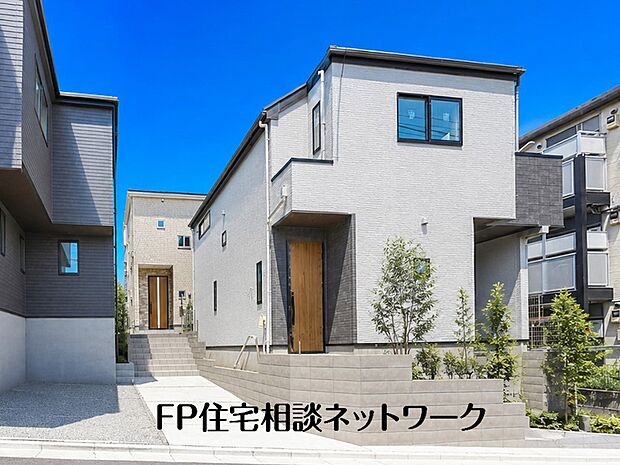 陽当たりと風通しのよさに恵まれた、落ち着きある住環境。利便性と静けさ、そのどちらも大切にしたい方にふさわしい立地です。