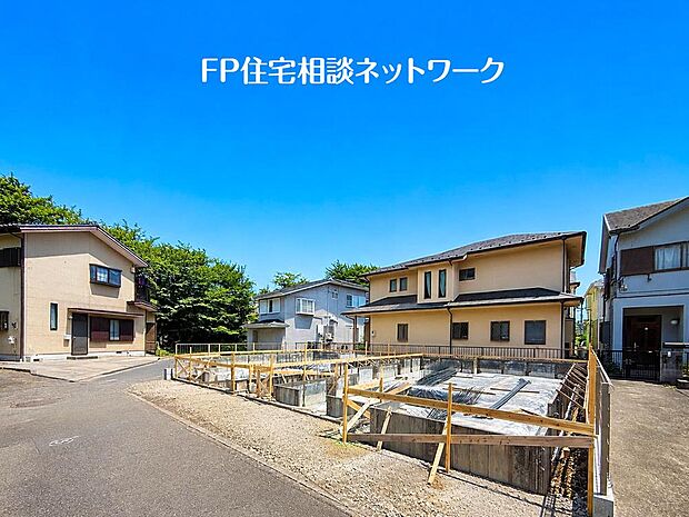 都心への軽やかなアクセスと、閑静な住宅地ならではの落ち着き。利便と安らぎが美しく調和するこの場所に、理想の住まいを思い描けます。