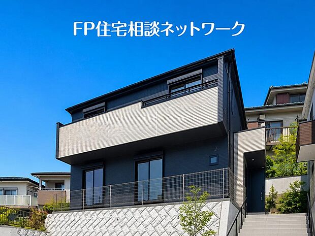 深く豊かな緑と爽快な青い空を感じるまさに横浜に暮らす心地よさを存分に堪能いただける邸宅です。グレードの高い設備仕様が標準装備のデザイン住宅で快適で便利な生活をお送り頂けます。